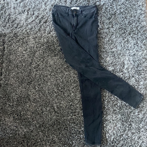 Black skinny jeans, no rips and regular length. Good condition - Picture 2 of 3